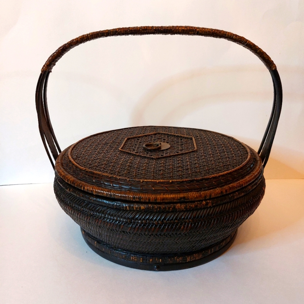 Antique Chinese Daoguang Handwoven Bamboo and Rattan Basket 19th Century